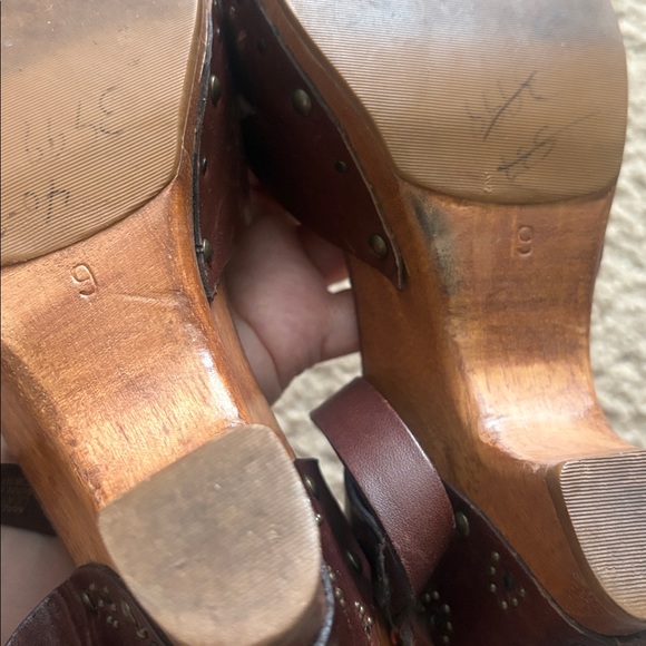 Frye Brown Leather Clog Wooden 4" Heel Strappy Sandal Stud Sz 9 - Picture 6 of 10